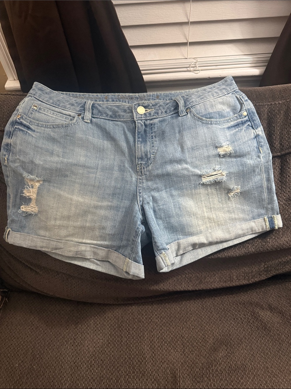 Jennifer Lopez JLo Distressed Mid-Rise Cuffed Denim Shorts Light Wash Size 10